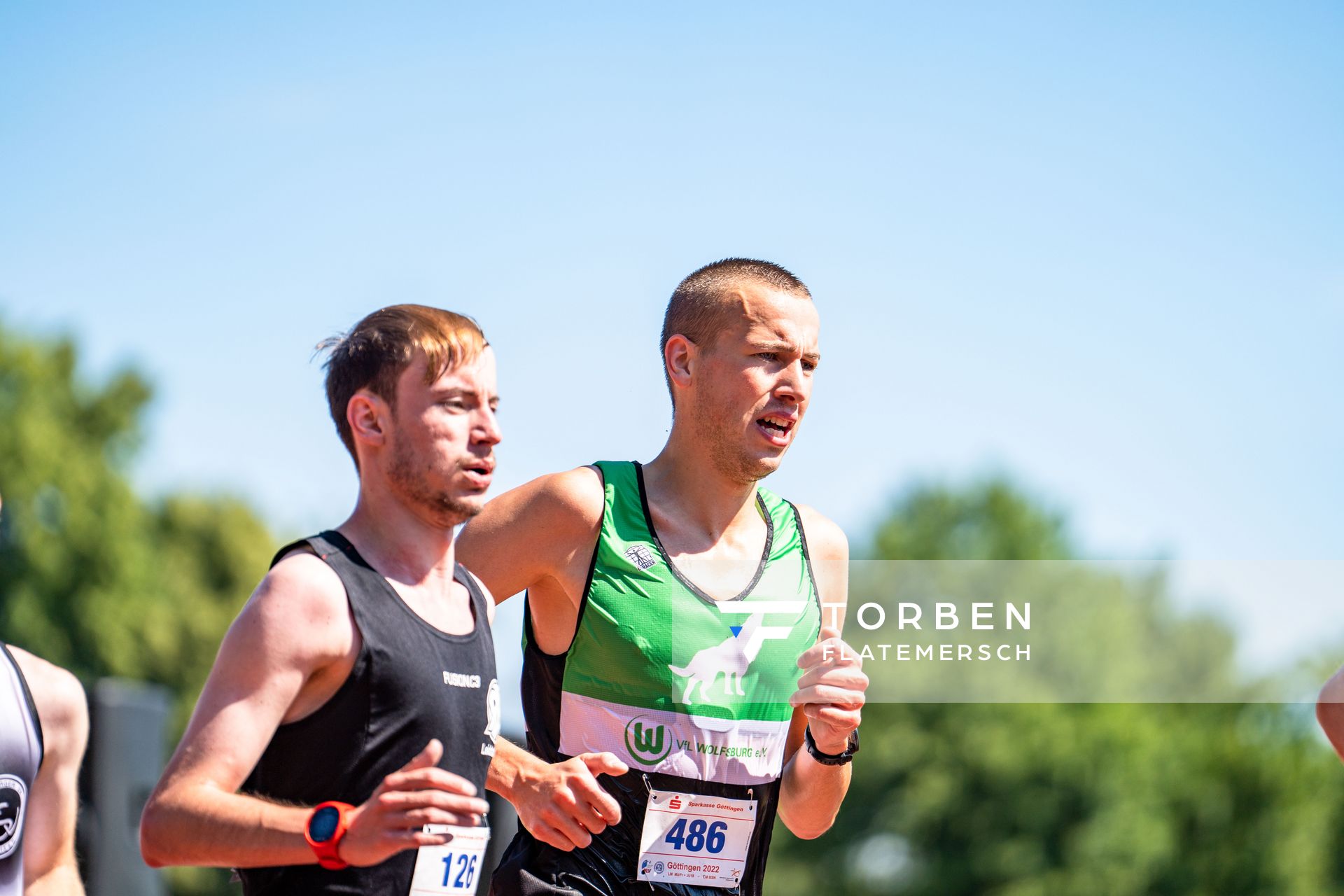 Paul-Simon Reiss (Hannover 96) und Steffen Hannich (VfL Wolfsburg) ueber 5000m am 03.07.2022 waehrend den NLV+BLV Leichtathletik-Landesmeisterschaften im Jahnstadion in Goettingen (Tag 1)